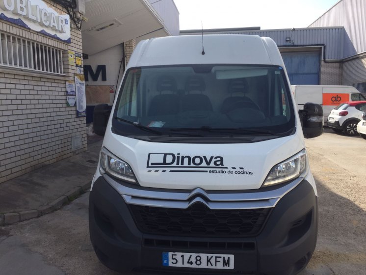 Rotulación de furgoneta en vinilo de corte para Dinova Sevilla.
