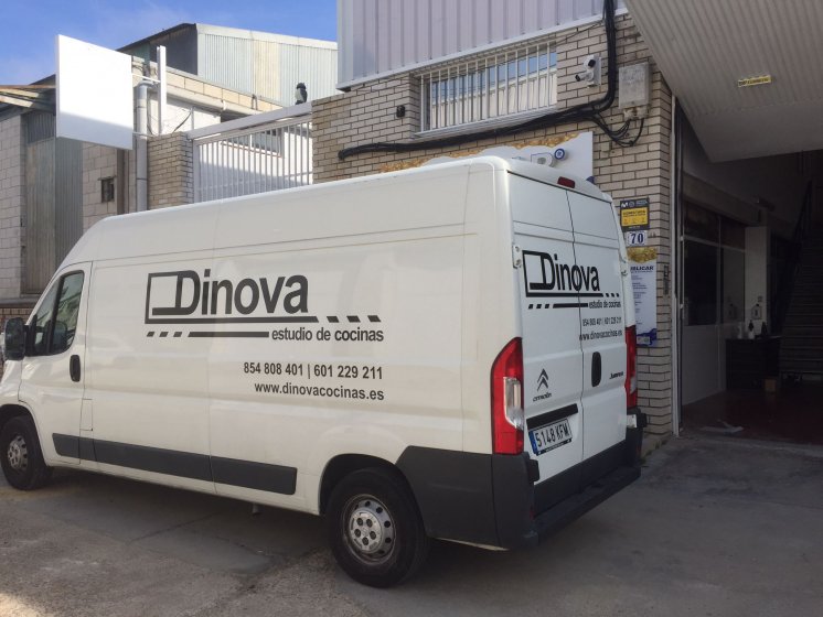 Rotulación de furgoneta en vinilo de corte para Dinova Sevilla.