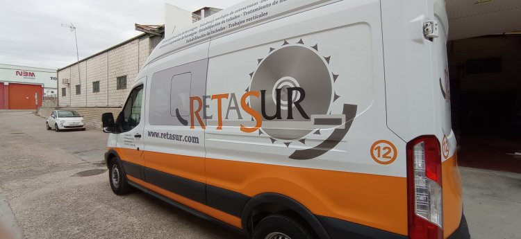Rotulación de furgoneta en vinilo fundido y corte. Retasur en Dos Hermanas Sevilla.