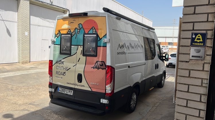Rotulación de Furgoneta en vinilo fundido de impresión digital y de corte fundidos. Okmobility.com Sevilla