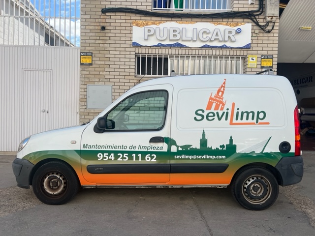 Rotulación de furgoneta en vinilo fundido en impresión digital, para Sevilimp  en Sevilla.