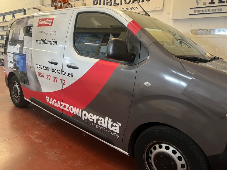 Rotulación de furgoneta en vinilo fundido en impresión digital. Ragazzoni Peralta en Sevilla.