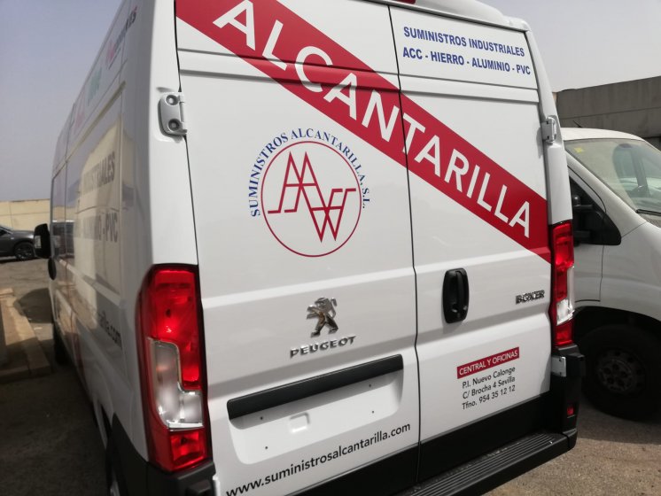 Rotulación de Furgoneta en vinilo de impresión digital y de corte fundidos. Suministros Alcantarilla Sevilla