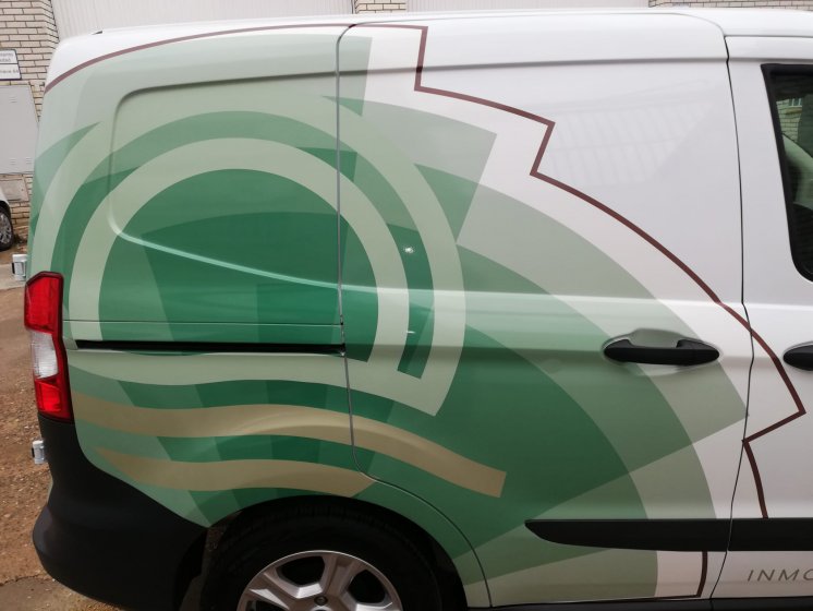 Rotulación de furgonetas semi integral en impresión digital y vinilo de corte. Inmobiliaria Solmare Sevilla.