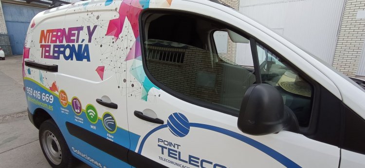 Rotulaci&oacute;n integral de furgoneta con vinilos fundidos en impresi&oacute;n digital. Point Telecom Sevilla