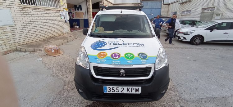 Rotulación integral de furgoneta con vinilos fundidos en impresión digital. Point Telecom Sevilla
