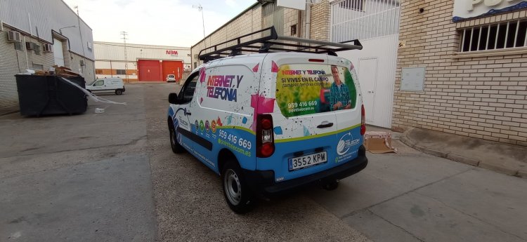 Rotulación integral de furgoneta con vinilos fundidos en impresión digital. Point Telecom Sevilla