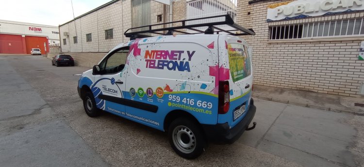 Rotulación integral de furgoneta con vinilos fundidos en impresión digital. Point Telecom Sevilla