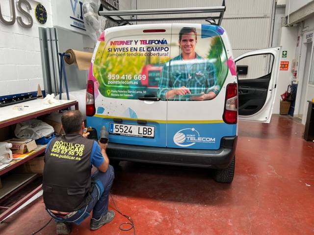 Rotulación integral de furgoneta con vinilos fundidos en impresión digital. Point Telecom Sevilla