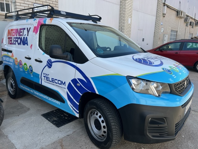 Rotulación integral de furgoneta con vinilos fundidos en impresión digital. Point Telecom Sevilla