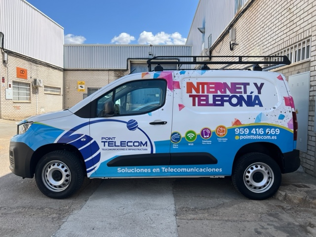 Rotulación integral de furgoneta con vinilos fundidos en impresión digital. Point Telecom Sevilla