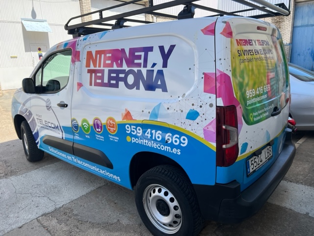 Rotulación integral de furgoneta con vinilos fundidos en impresión digital. Point Telecom Sevilla