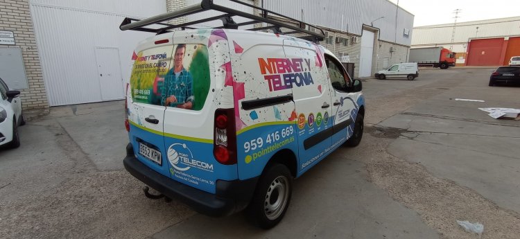 Rotulación integral de furgoneta con vinilos fundidos en impresión digital. Point Telecom Sevilla
