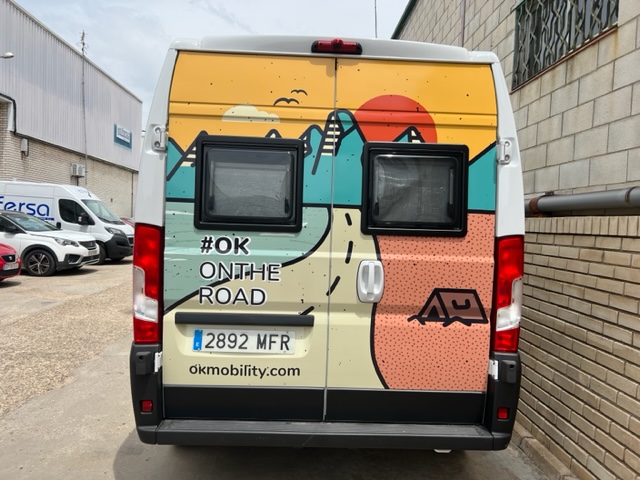 Rotulación integral de furgoneta con vinilos fundidos en impresión digital. Trabajos para Cyan Publicidad Sevilla