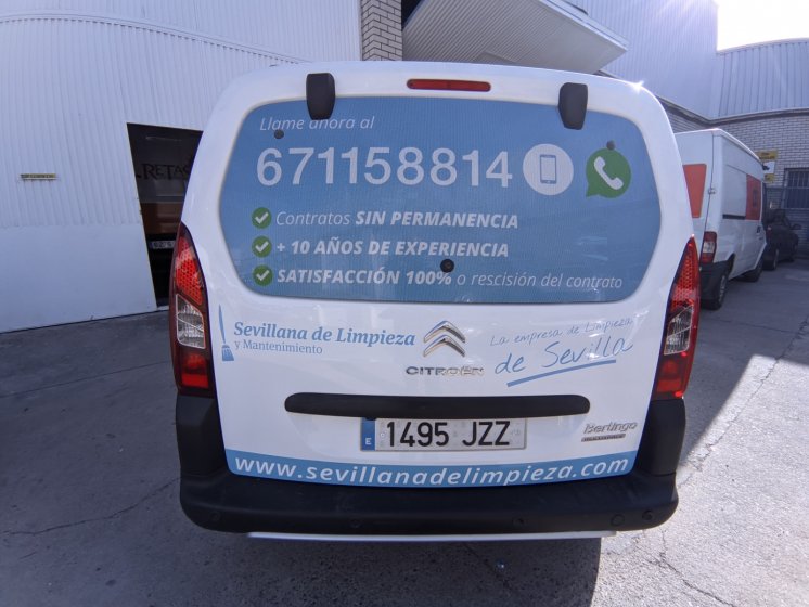 Rotulación integral de furgoneta con vinilos fundidos y  microperforado en impresión digital. Sevillana de Limpieza en Sevilla