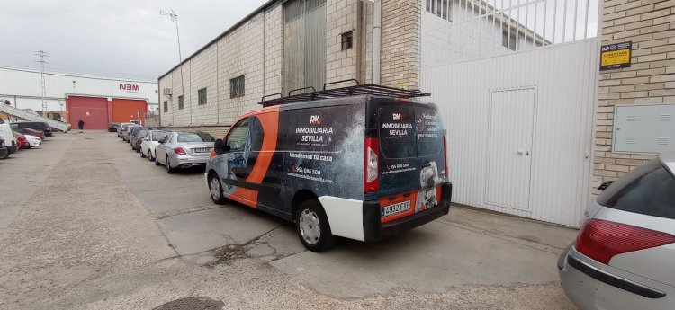 Rotulación integral de furgoneta en vinilo fundido y laminado protección UV. RK Inmobiliarias Sevilla.