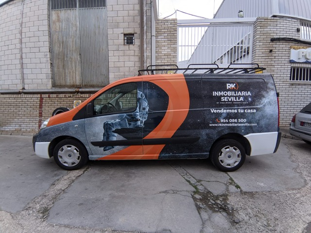 Rotulación integral de furgoneta en vinilo fundido y laminado protección UV. RK Inmobiliarias Sevilla.
