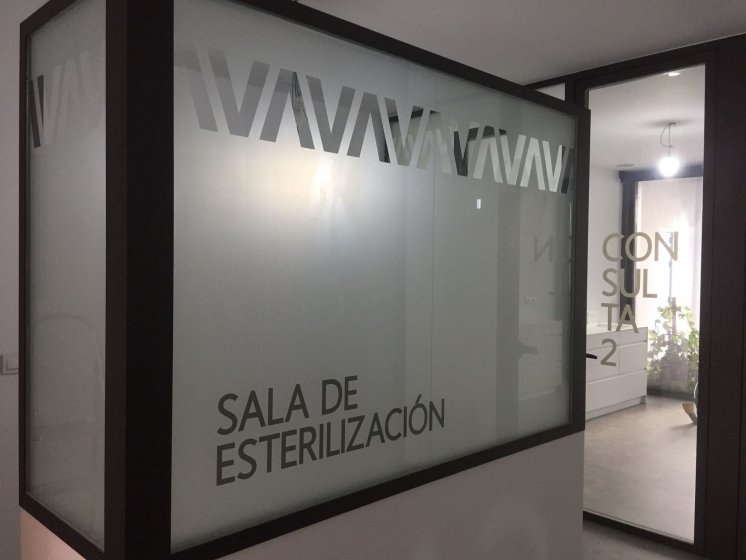 Rotulación de mamparas de separación de cristal con vinilos imitación ácido plata o chorro de arena. Clínica Odontológica Galván en Osuna Sevilla.