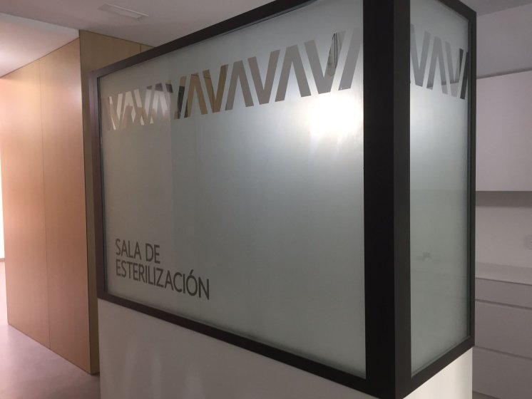 Rotulaci&oacute;n de mamparas de separaci&oacute;n de cristal con vinilos imitaci&oacute;n &aacute;cido plata o chorro de arena. Cl&iacute;nica Odontol&oacute;gica Galv&aacute;n en Osuna Sevilla.