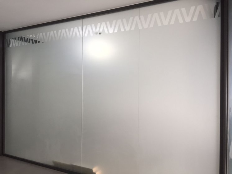 Rotulación de mamparas de separación de cristal con vinilos imitación ácido plata o chorro de arena. Clínica Odontológica Galván en Osuna Sevilla.
