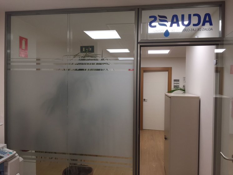 Rotulación de mamparas de separación de cristal con vinilos imitación ácido plata o chorro de arena. Para Construcciones Falusa Sevilla.