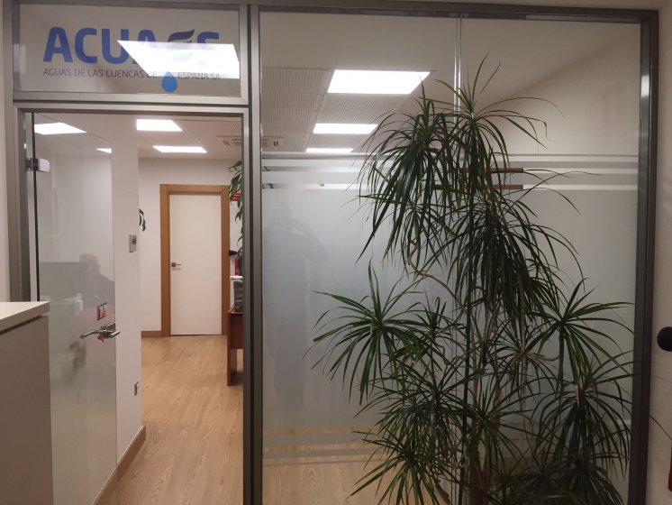 Rotulación de mamparas de separación de cristal con vinilos imitación ácido plata o chorro de arena. Para Construcciones Falusa Sevilla.