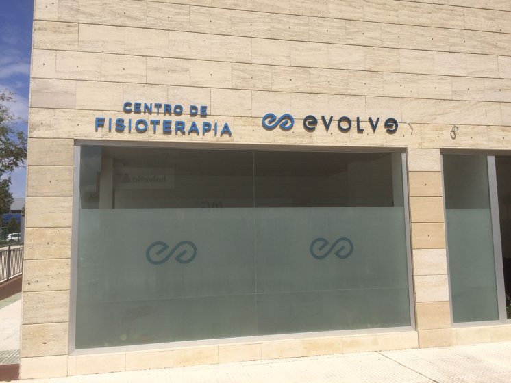 Rotulaci&oacute;n de mamparas de separaci&oacute;n y escaparates con vinilos imitaci&oacute;n &aacute;cido plata o chorro de arena. Para Centro de Fisioterapia Evolve en Sevilla.