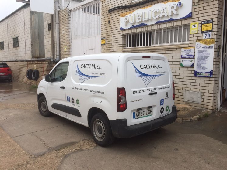 Rotulación de nueva flota de furgonetas con vinilos de corte. Cacelia Sevilla.