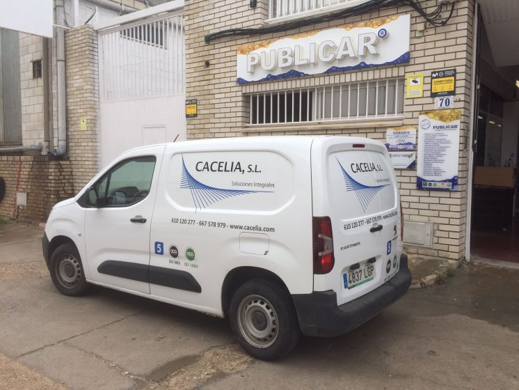 Rotulación de nueva flota de furgonetas con vinilos de corte. Cacelia Sevilla.