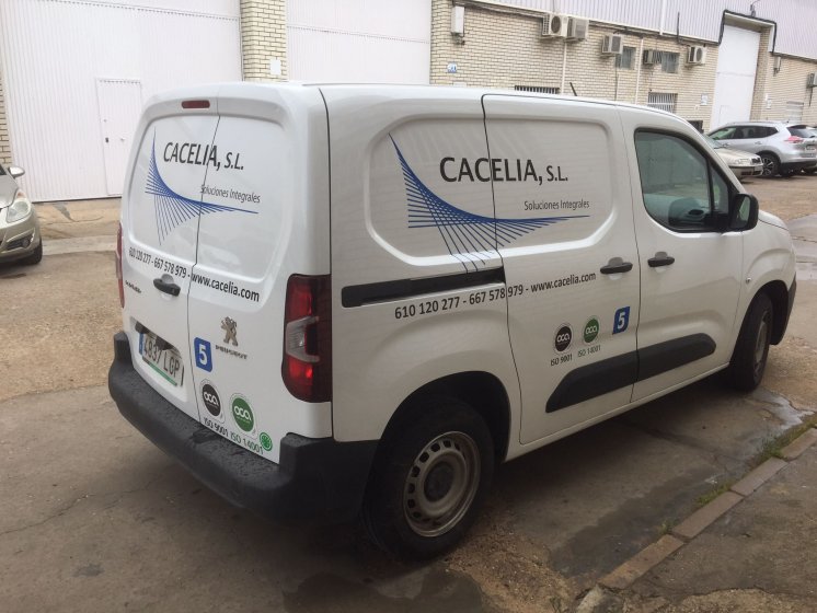 Rotulación de nueva flota de furgonetas con vinilos de corte. Cacelia Sevilla.