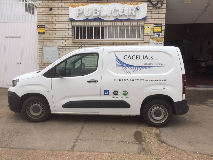 Rotulación de nueva flota de furgonetas con vinilos de corte. Cacelia Sevilla.