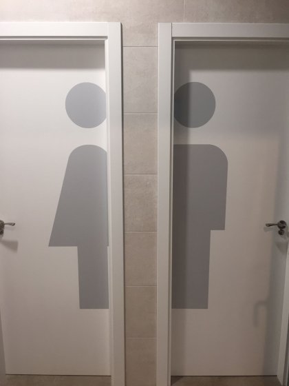 Rotulación de señalización de oficinas y muelles de carga, para Cen Solutions. Cuadros Eléctricos Nazarenos en Dos Hermanas Sevilla.