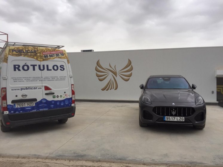 Rotulación en vinilo de las fachadas, de Caidos del Cielo en aeródromo la Juliana en Sevilla.