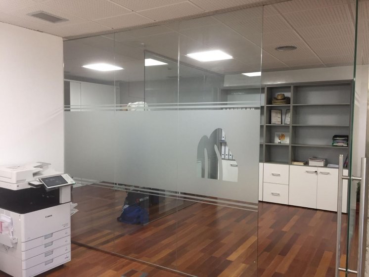 Rotulacion de vinilos &aacute;cidos plata en mamparas. Matrain SL en Sevilla.