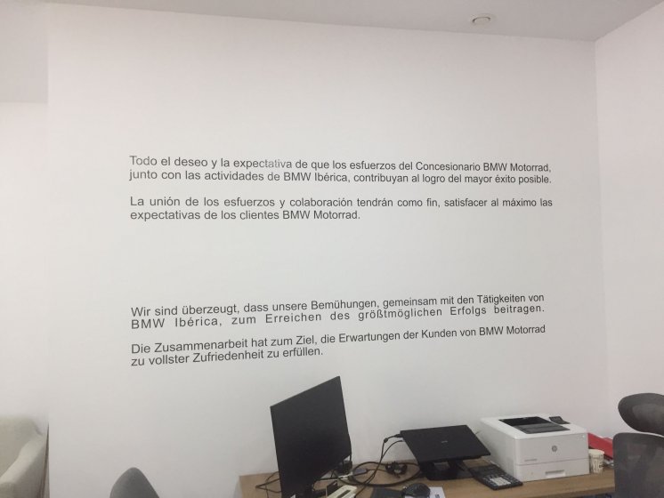 Rotulación de vinilos en pared. BMW Boxer Motorrad Sevilla.