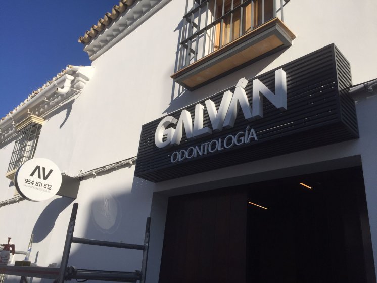 R&oacute;tulo Banderola en aluminio, frente de metacrilato e iluminadas con led blanco. Cl&iacute;nica Odontol&oacute;gica Galv&aacute;n en Osuna Sevilla.
