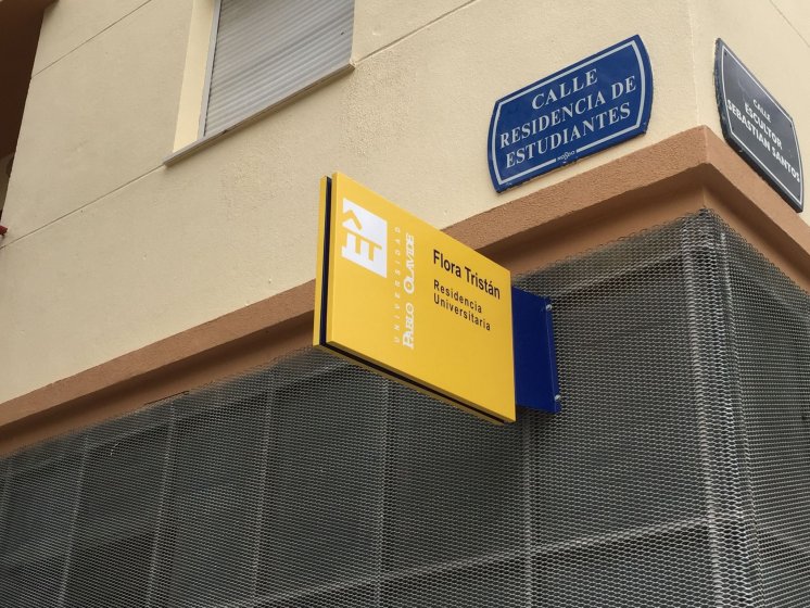 R&oacute;tulo banderola homologada para la Universidad Pablo de Olavide de Sevilla.