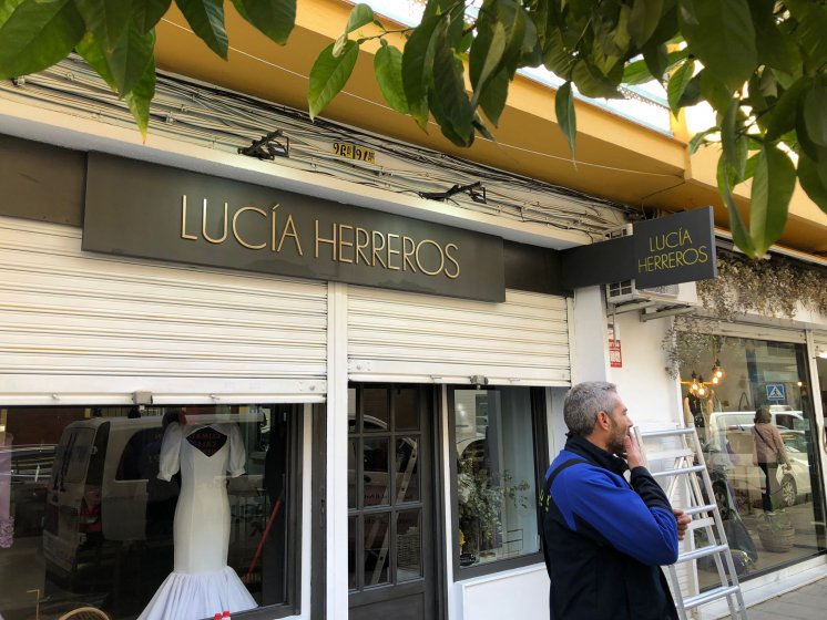 R&oacute;tulo Banderola para Luc&iacute;a Herreros en Sevilla.