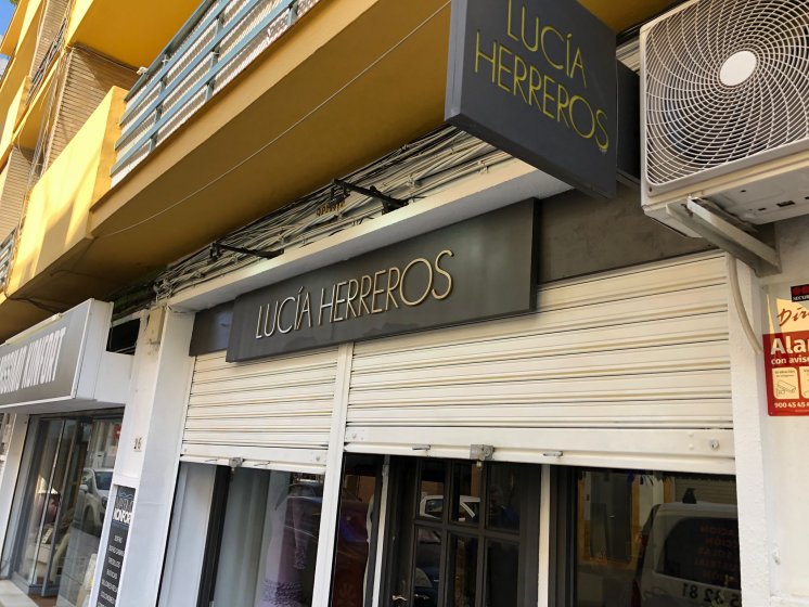 R&oacute;tulo Banderola para Luc&iacute;a Herreros en Sevilla.