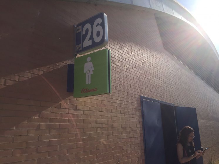 R&oacute;tulo banderola seg&uacute;n nueva normativa de Ostom&iacute;a, para la Universidad Pablo de Olavide en Sevilla.