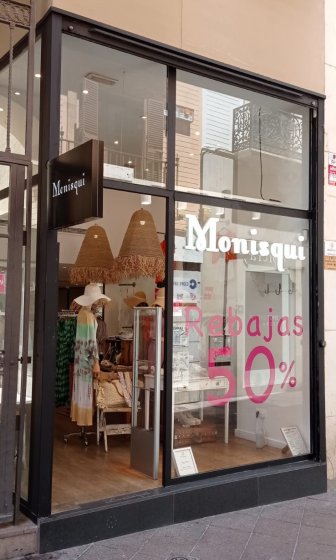 R&oacute;tulo banderola texto calado, Monisqui en Sevilla.