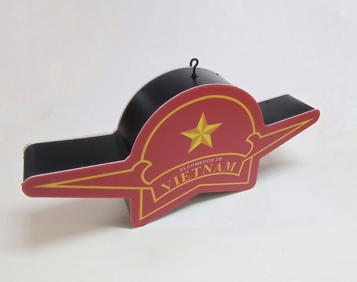 R&oacute;tulo caja corp&oacute;rea luminosa para el restaurante Naci&oacute;nsushi en Sevilla.