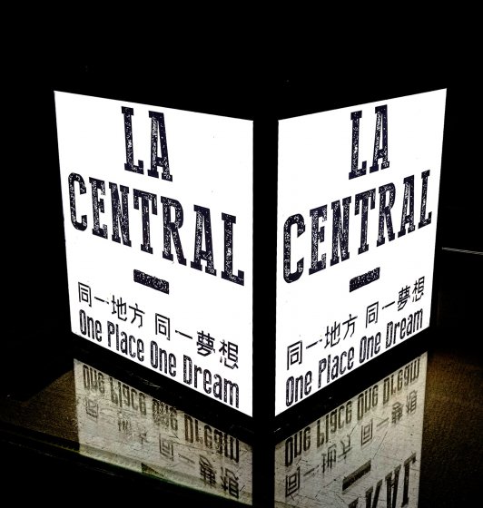 R&oacute;tulo caja corp&oacute;rea luminosa para el restaurante Naci&oacute;nsushi en Sevilla.