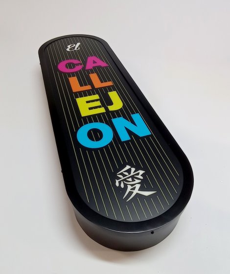 R&oacute;tulo caja corp&oacute;rea luminosa para el restaurante Naci&oacute;nsushi en Sevilla.