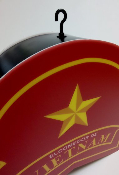 R&oacute;tulo caja corp&oacute;rea luminosa para el restaurante Naci&oacute;nsushi en Sevilla.