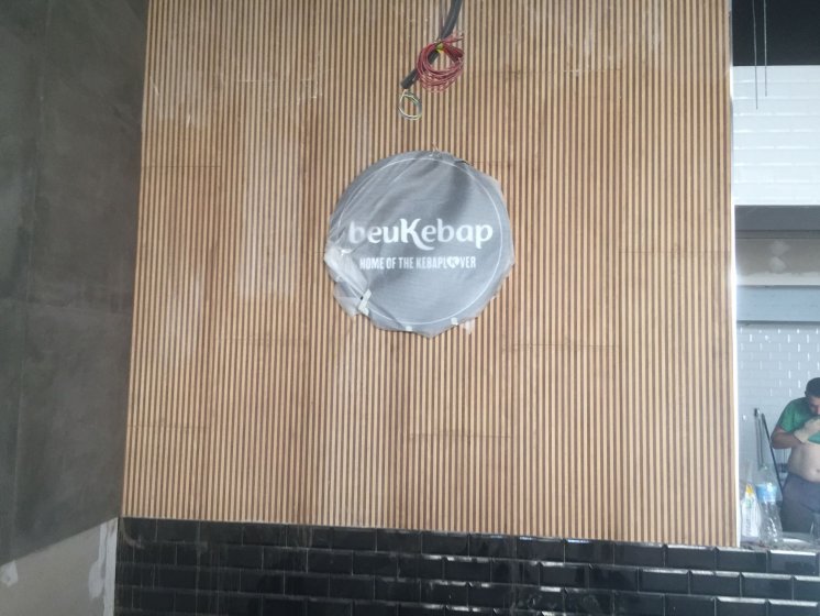 R&oacute;tulo caja corp&oacute;reas para beyKebap Sevilla.