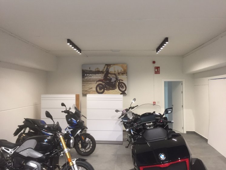 Rótulo caja luminosa con frontal en tela. BMW Boxer Motorrad Sevilla.