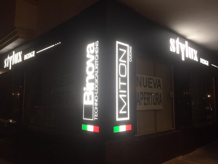 Rótulo cajas luminosas con textos calados, metacrilato y led. Cocinas Stylux en San Pedro de Alcántara Málaga.