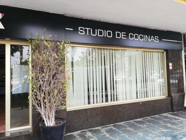 Rótulo cajas luminosas con textos calados, metacrilato y led. Cocinas Stylux en San Pedro de Alcántara Málaga.