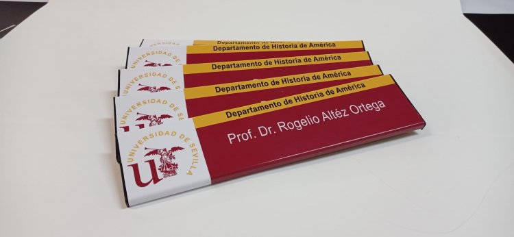 R&oacute;tulo Cartel homologado de se&ntilde;alizaci&oacute;n en aluminio y rotulado con vinilos laminados para la Facultad de Historia Americana de la Universidad de Sevilla.